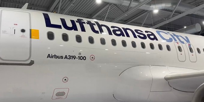 Jetzt ist der Airbus A319 fertig lackiert worden.