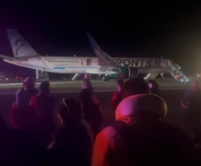 Der Airbus A321 Neo von Frontier: Die Passagiere verließen das Flugzeug über die Notrutschen.