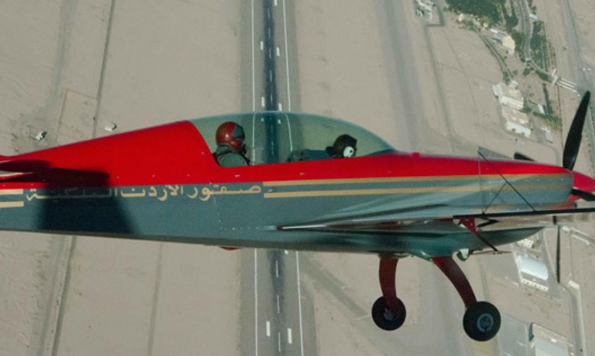 Extra 300 der Royal Jordanian Falcons: FLug über Wüste und Meer.