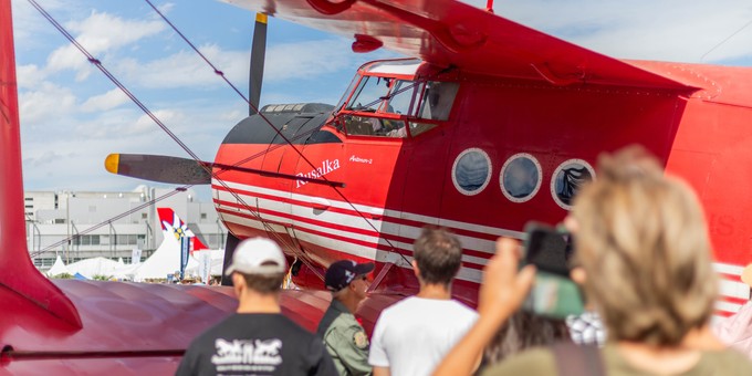 Auc Oldtimer gibt es zu sehen, wie etwa eine Antonov An-2 ...