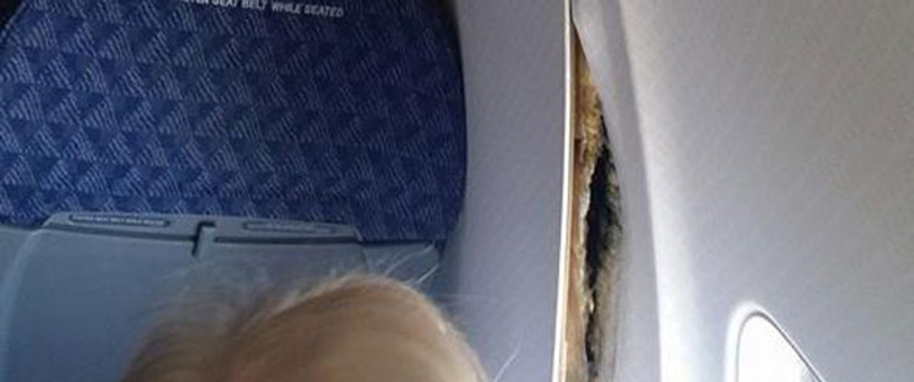 Foto eines Passagiers: Risse klafften in der Kabine.