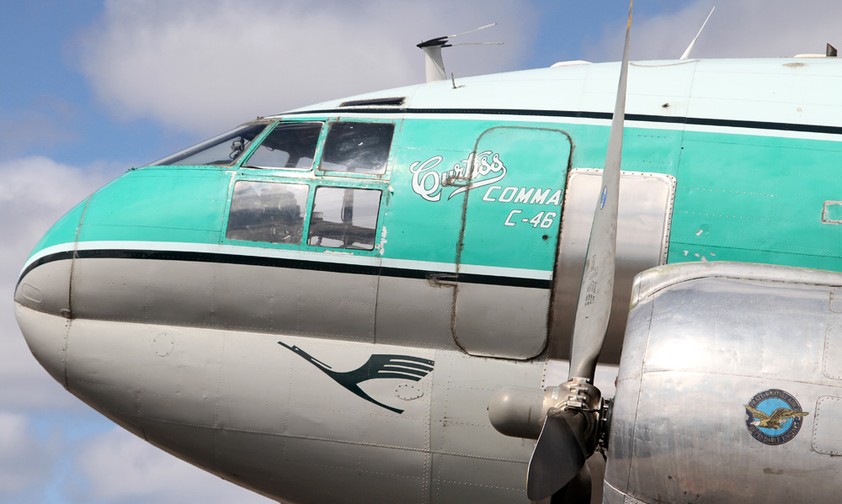 Zur Flotte von Buffalo Airways gehören vor allem oldtimer. So etwa diese Curtiss C-46 Commando, die früher einmal für Lufthansa geflogen war.