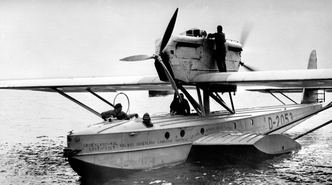 Der Deutsche Wolfgang von Gronau führte 1930 einen ersten Atlantikflug mit dem alten Amundsen-Wal D-1422 durch.