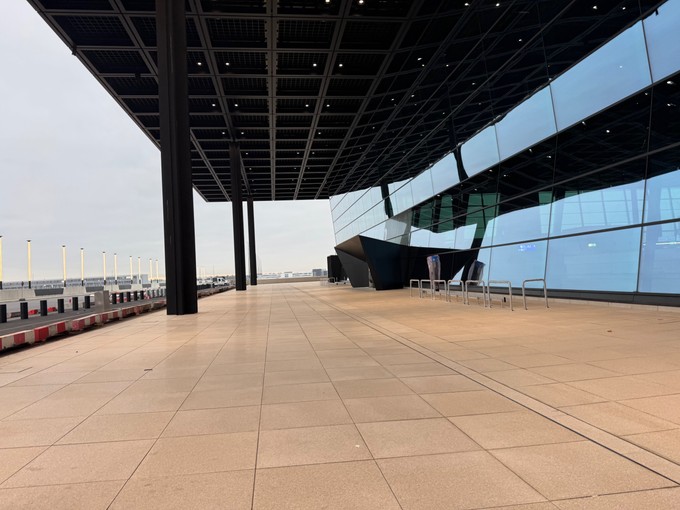 Der Eingang des neuen T3 des Flughafens Frankfurt: 