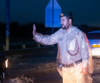 Polizist regelt, wer durch kann: In Dubai herrscht Chaos.