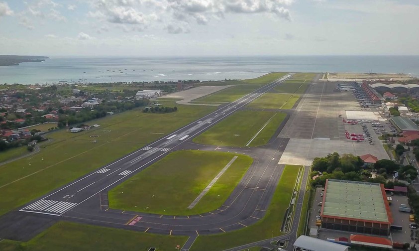 Der aktuelle Flughafen von Bali aus der Luft: Es gibt nur eine Piste.