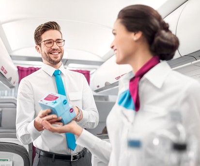 Eurowings-Flugbegleiter: Die Snackbox wird abgeschafft.