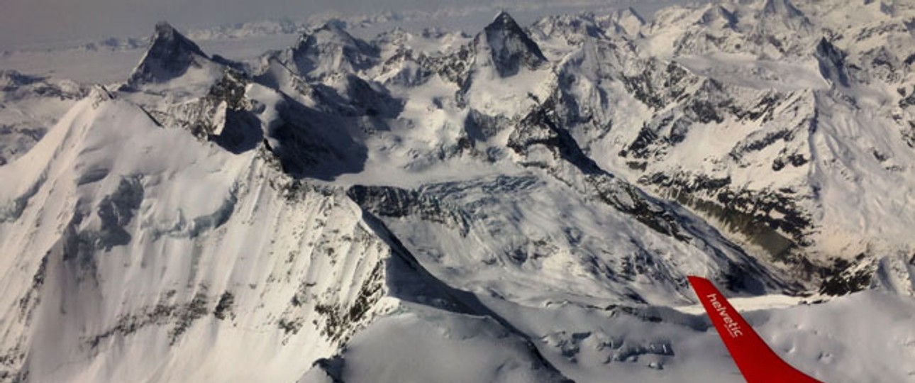 Embraer E190 über den Walliser Alpen mit Matterhorn (links): Bald für alle Passagiere buchbar.