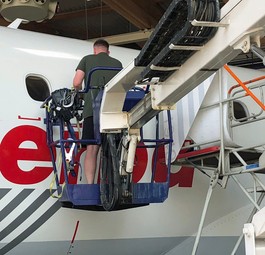 Hier wird die Sonderlackierung auf der Embraer E190 ...