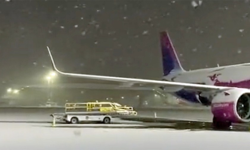 Flugzeug in London-Gatwick: Schnee legt den Betrieb lahm.