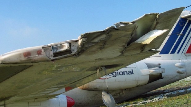 Zerstörte Tragfläche der Fokker 100: Mit Eis bedeckt.