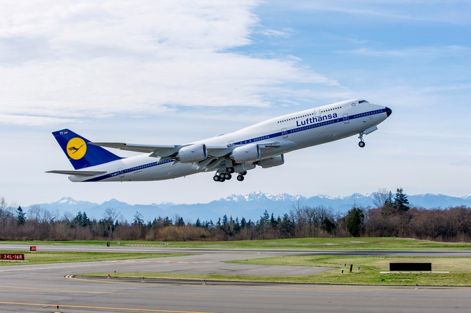 Die Boeing 747-8 mit dem Kennzeichen D-ABYT wurde 2015 im Design von 1969 an Lufthansa ausgeliefert - und fliegt bis heute damit.