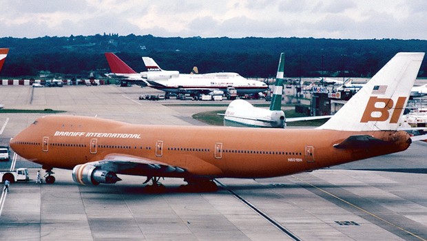 Braniff (1987): Die amerikanische Airline übersetzte ihren Slogan «Fly in leather» der die Qualität ihrer Ledersitze anpries, in spanisch «en cuero». Für mexikanische Ohren aber klang das wie «en cueros» - oder «Fliegen Sie nackt».