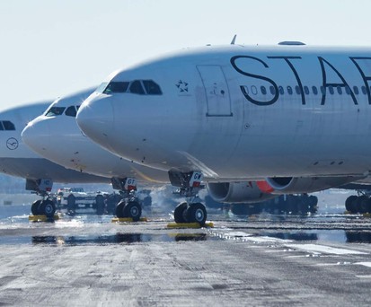 Auf Startbahn abgestellter Airbus A340: Flieger können etwa die Sicht auf wichtige Markierungen erschweren.