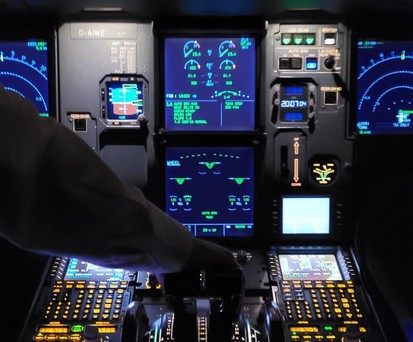 Cockpit in der Nacht: Wie sind Pilotinnen und Piloten angestellt?