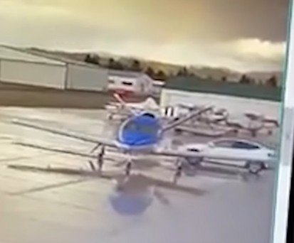 Fahrerloser Tesla fährt in Businessjet