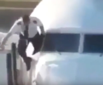 Pilot klettert durchs Fenster ins Flugzeug