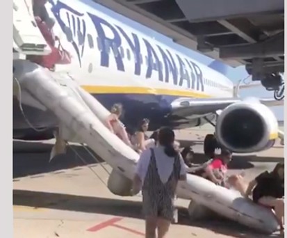 Ryanair-Jet nach Batteriefeuer evakuiert