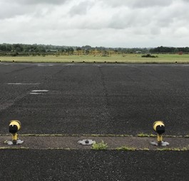 Etwas fehlt: Die Boeing 737 rasierte die Leuchte m Ende der Piste ab.