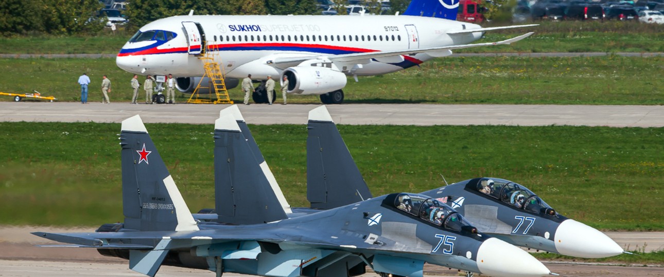 Kampfjets vorne, Sukhoi Superjet im Hintergrund: Alles rückt zusammen.