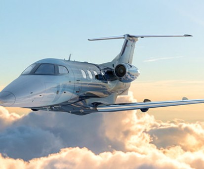 In der Embraer Phenom 100 Ev finden 4 bis 7 Passagiere Platz.