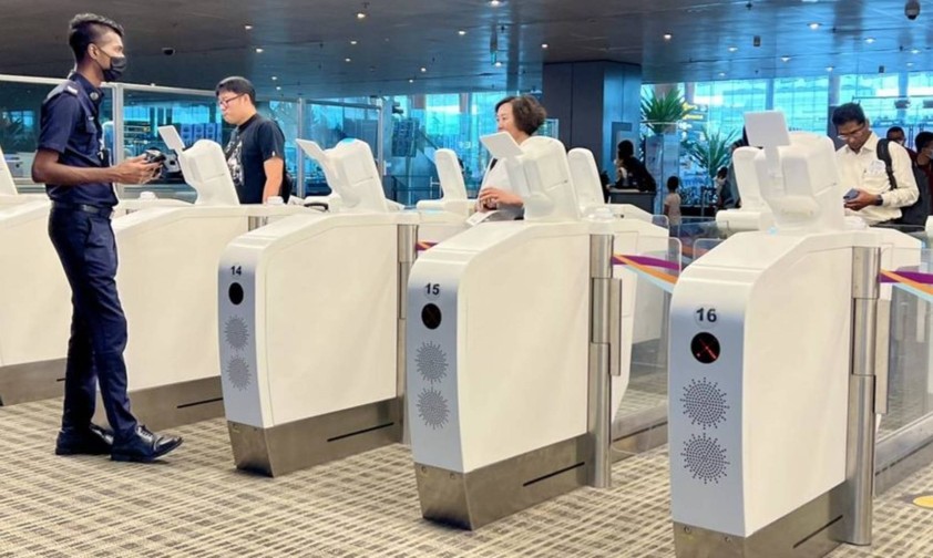 E-Gate-Einwanderungskontrollen am Flughafen Changi: Die digitale Einreise ist seit 2022 möglich.