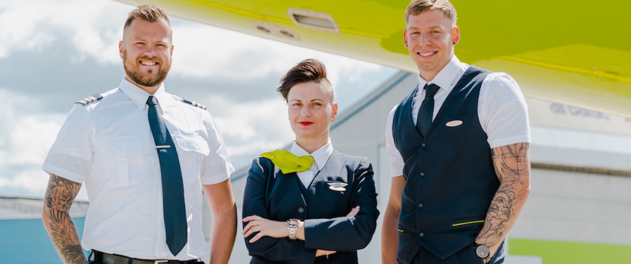 Crew-Mitglieder von Air Baltic: Müssen jetzt nichts mehr verdecken.