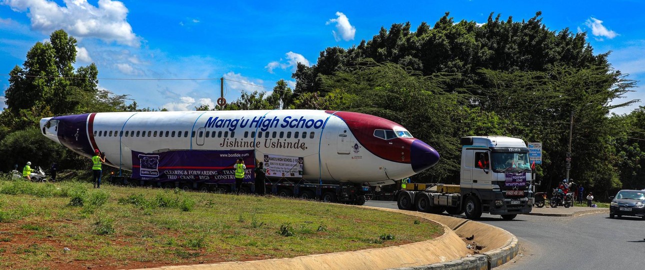 Boeing 737-700 von Kenya Airways: Die Maschine wird auf dem Landweg zur Schule transportiert.