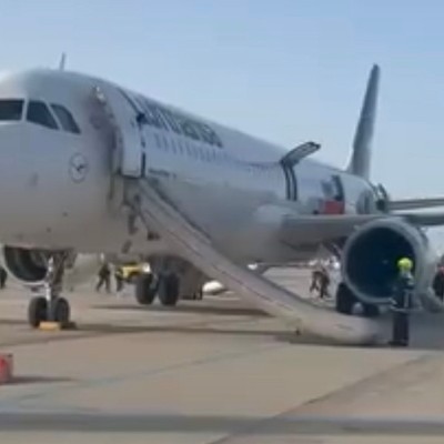Der Airbus A321 Neo von Lufthansa bei der Evakuierung: Starker Geruch nach Kerosin.