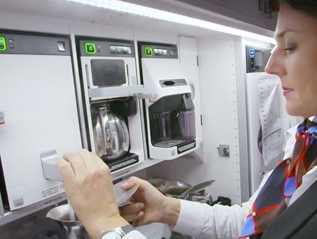 Flugbegleiterin in Bordküche von Bucher Leichtbau: Leicht, ergonomisch und stabil müssen die Einheiten sein.