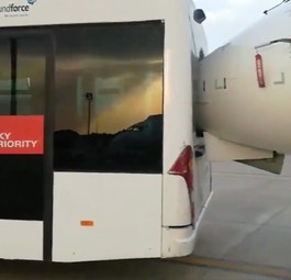 Der Unfall: CRJ und Bus stießen zusammen.