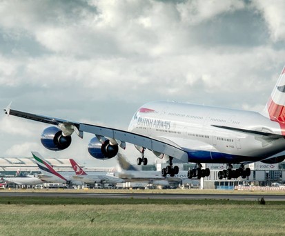 Airbus A380 von British Airways am Flughafen Heathrow: Die Klimaneutralität wird deutlich teurer.