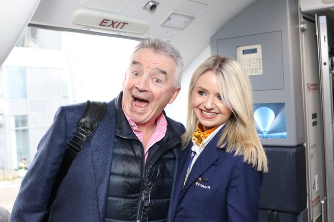 Ryanair-Chef Michael O´Leary beim Boarding mit einer Flugbegleiterin: Kurzer Flug von Bratislava nach Wien.
