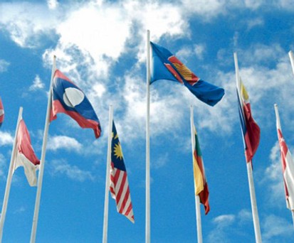 Flaggen der Asean-Staaten: Die Länder öffnen ihren Luftraum füreinander.