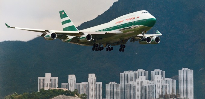 Anflug auf Kai Tak: Der alte Flughafen von Hongkong ist untrennbar mit der Geschichte von Cathay verbunden.