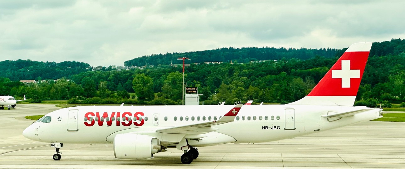 Airbus A220 von Swiss: Die Airline hat aktuell zu viele Flugbegleitende.