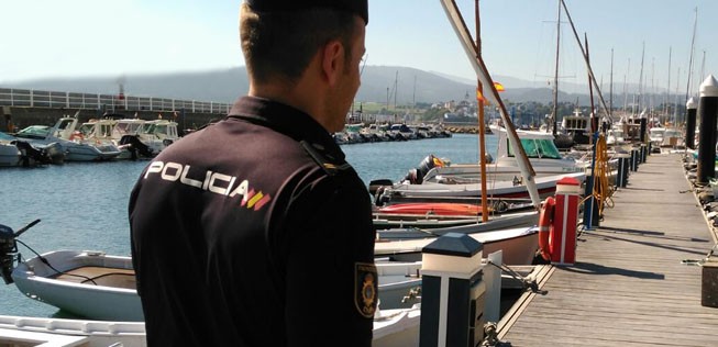 Polizist der Policía Nacional: Einem seiner Kollegen passierte ein Missgeschick.