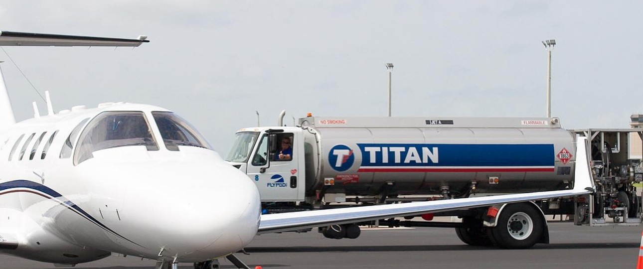 Tankfahrzeug von Titan Aviation Fuel: Das Unternehmen bietet Tankdienstleistungen weltweit.