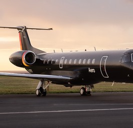 Embraer ERJ135: Aero Technologies' Flugzeuge haben ein fast komplett schwarzes Design.