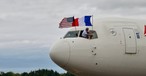 Kapitän Jim Butterworth befestigt Flagge der USA und Frankreichs außen am Cockpit: Flug mit Veteranen in die Normandie.