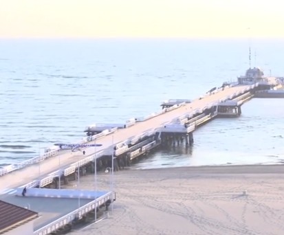 Flugzeug landet auf Touristenattraktion