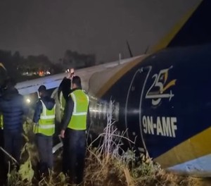 Die verunglückte ATR 72 von Buddha Air: Überschoss die Landebahn in Bhadrapur.