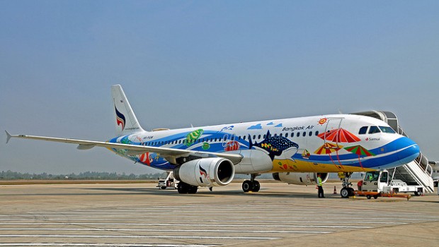 Bangkok Airways: Thailand bedeutet für viele Urlaub, das ist klar. Aber wir hätten das auch ohne lustige Sonnenschirme, Wale und Fische verstanden. Echt.