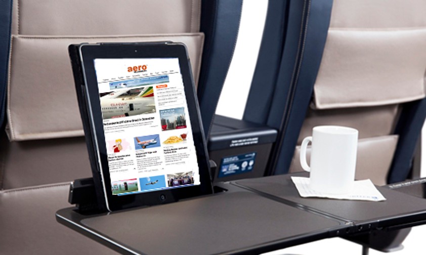Ein patentierter Klapptisch mit integrierter Tablet-PC-Halterung ist Teil des neuen United-Airlines-Sitzes in der Kurzstrecken-Business-Class (First). Das soll es dem Passagier möglich machen, Speisen und Getränke zu genießen und zugleich den PC zu nutzen.