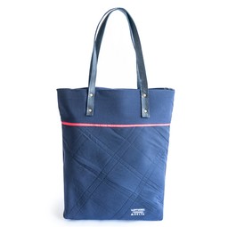 Diese Handtasche besteht aus alten Uniformen von Delta.