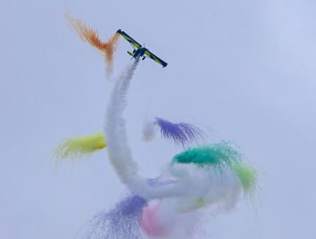 Eine Skyreach Bush Cat bitet ein farbenfrohes Programm: Das Wetter machte der Flugshow einen Strich durch die Rechnung.