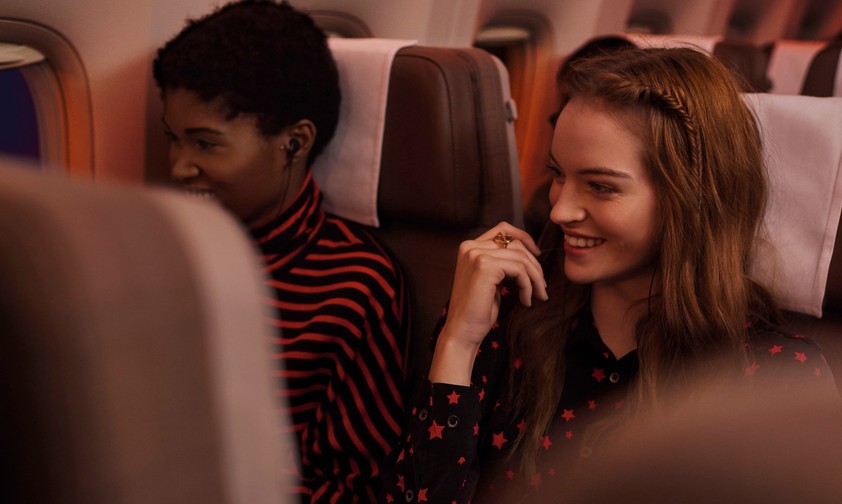 Passagierinnen von Swiss: Sie erfahren neu deutlicher, dass Swiss zu Lufthansa Group gehört.