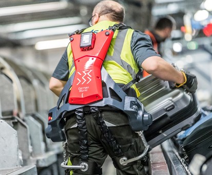 Flughafen Stuttgart: Das Exoskelett entlastet den Rücken.