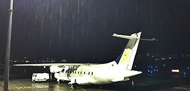 Dornier Do328 von Skywork: Die Airline steht im Regen.