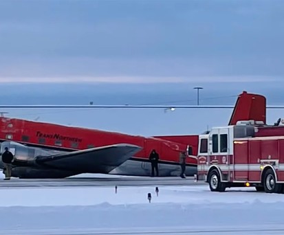 Douglas DC-3 legt Bauchlandung auf schneebedeckter Piste hin